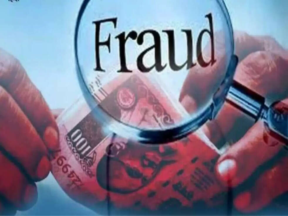 Primary Teacher को 10 लाख का Loan दिला ब्लैंक चेक से निकाल लिए 7 लाख