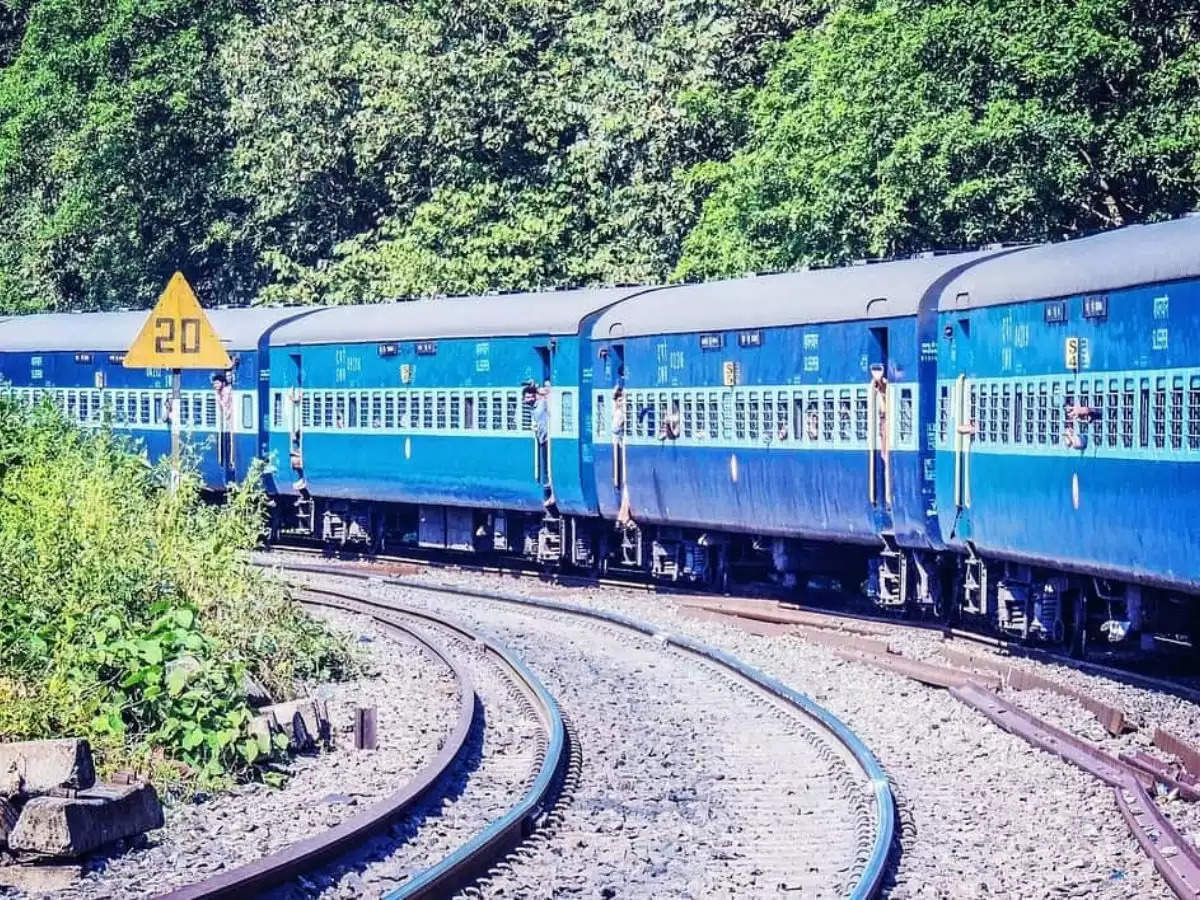 Indian Railways: ट्रेन में रात को सफर करने वालो के लिए खुशखबरी, रेल्वे ने शुरू की ये सेवा