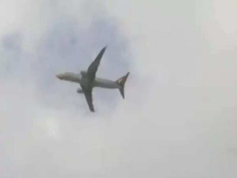 हजारों &nbsp;फीट की ऊंचाई पर उड़ रहे जहाज के सो गए दोनों पायलट,फिर हुआ कुछ ऐसे...