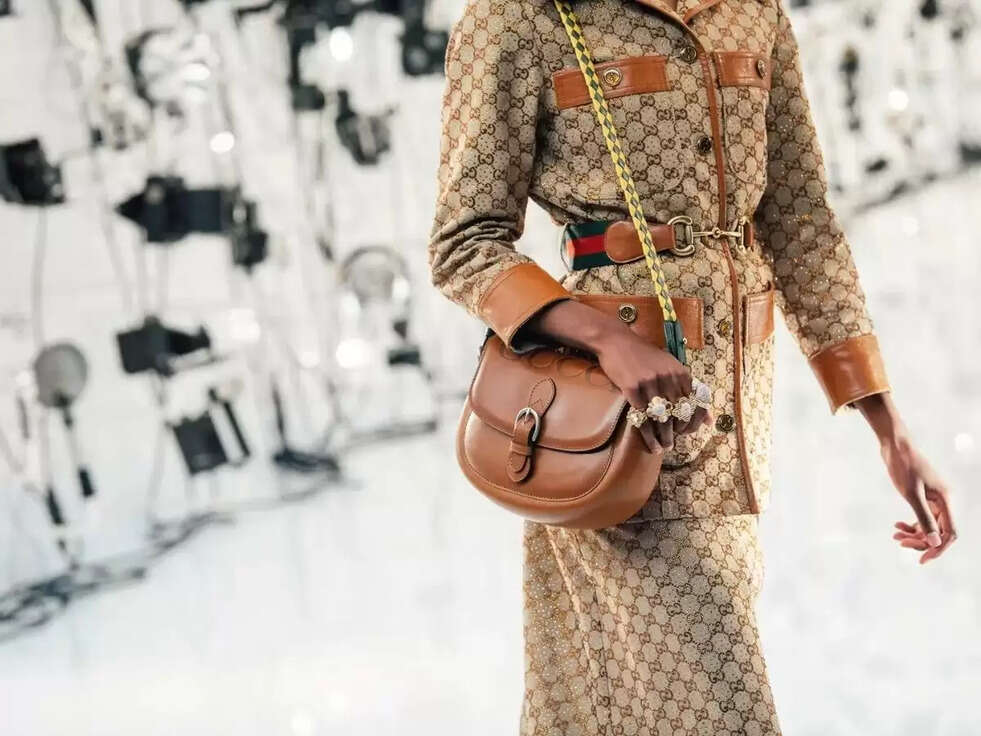  एलेसेंड्रो मिशेल के मैक्सिमलिस्ट डिजाइन फैशन सेन्स को लेकर ओवर द टॉप नहीं रहा।