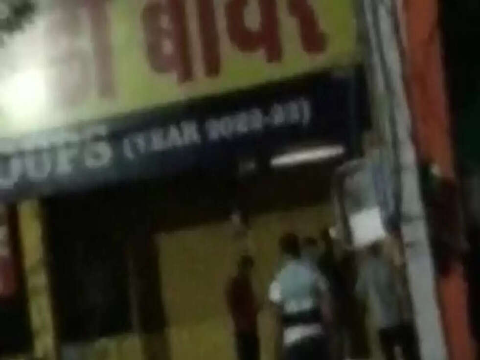 सिरसा में खूब बिकी शराब&nbsp;अधिकारी बोले- पहले सूचना मिलती तो करते कार्रवाई, शटर के नीचे से निकलीं बोतलें&nbsp;