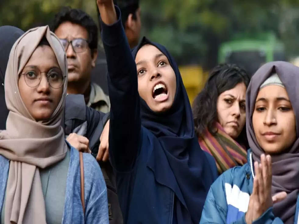 Breaking News: हिजाब पहनकर परीक्षा नहीं दे पाएंगी मुस्लिम छात्राएं, जानिए मामला 