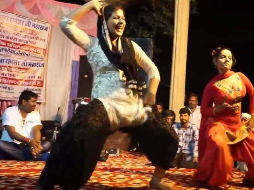 Dance Video: Gori Rani ने किया स्टेजतोड़ डांस, जोर-जोर से हिलाया फिगर
