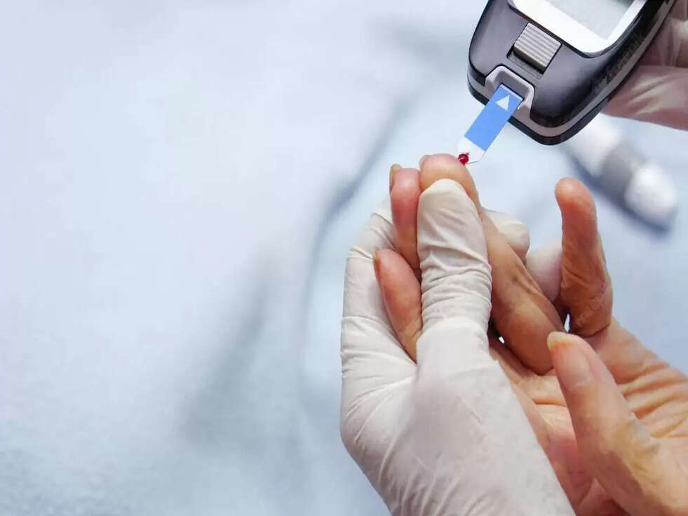 Diabetes Tips: ब्लड शुगर और डायबिटीज की समस्या से आज कई लोग परेशान हैं. ये एक आम बीमारी बन गई है. आज हम आपको बताएंगे कि आपकी उम्र के हिसाब से ब्लड शुगर का क्या लेवल होना चाहिए.