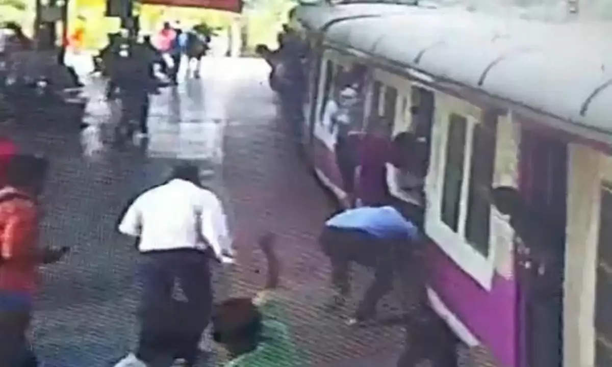 VIDEO: RPF के जवानों ने चलती ट्रेन से गिरी महिला और उसका बच्‍चे की देवदूत बनकर बचाई जान