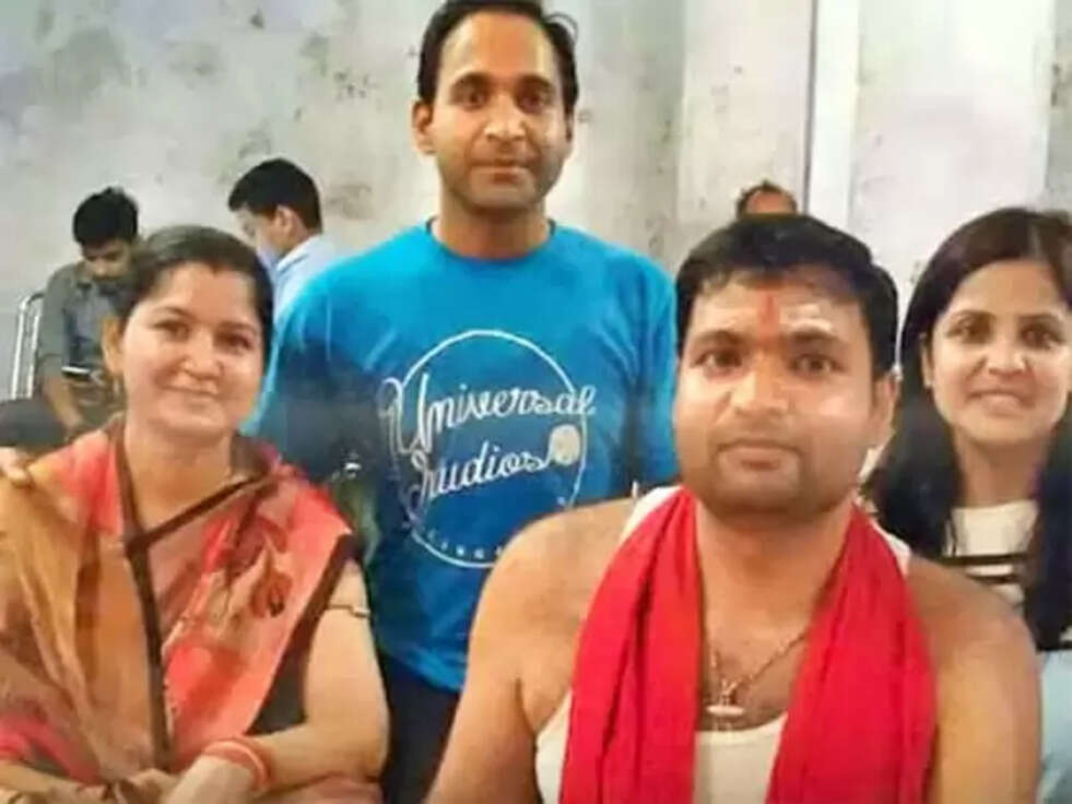 आईएएस-आईपीएस की कहानी पढ़ें, अधिकारियों का परिवार जिसमें चार भाई हैं और चारों घर पर हैं।