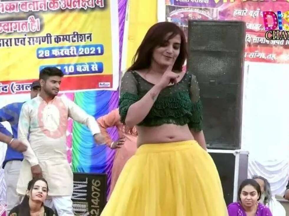 Komal Rangili ने स्टेज पर दिखाया जवानी का जोश