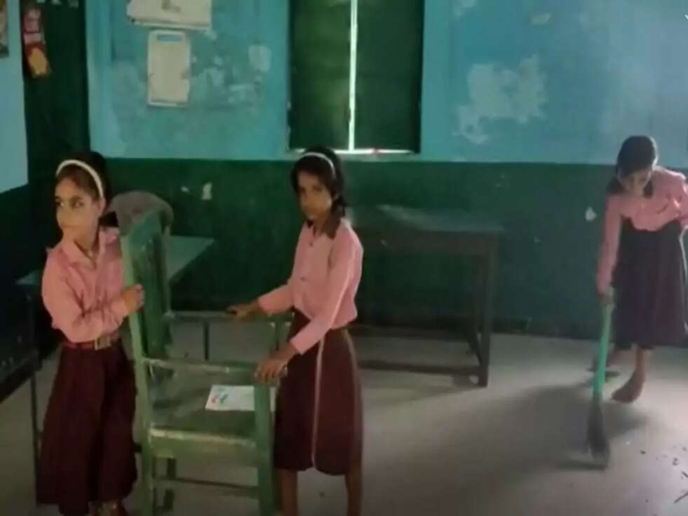 सरकारी स्कूल की लड़कियों का झांडू लगाने का Video वायरल, देखिए 