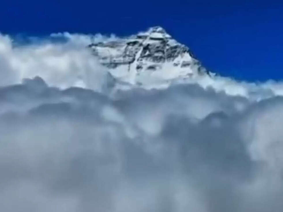 Harsh Goyenka ने शेयर किया माउंट एवरेस्ट का लुभावना ड्रोन फुटेज, देखें वायरल Video