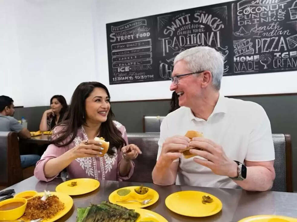 tim cook veda pav, swati snacks menu, swati snacks, mumbai favourit resturant, mukesh ambani food, mukesh ambani favourit food, apple store in india, apple ceo with madhuri dixit, मुकेश अंबानी, टिम कुक, Tim Cook, food, Mumbai