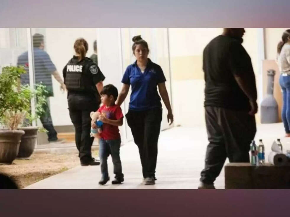 अमेरिका के टेक्सास में 18 साल के विधार्थी &nbsp;ने &nbsp;स्कूल  में 19 बच्चों को गोली मारी 