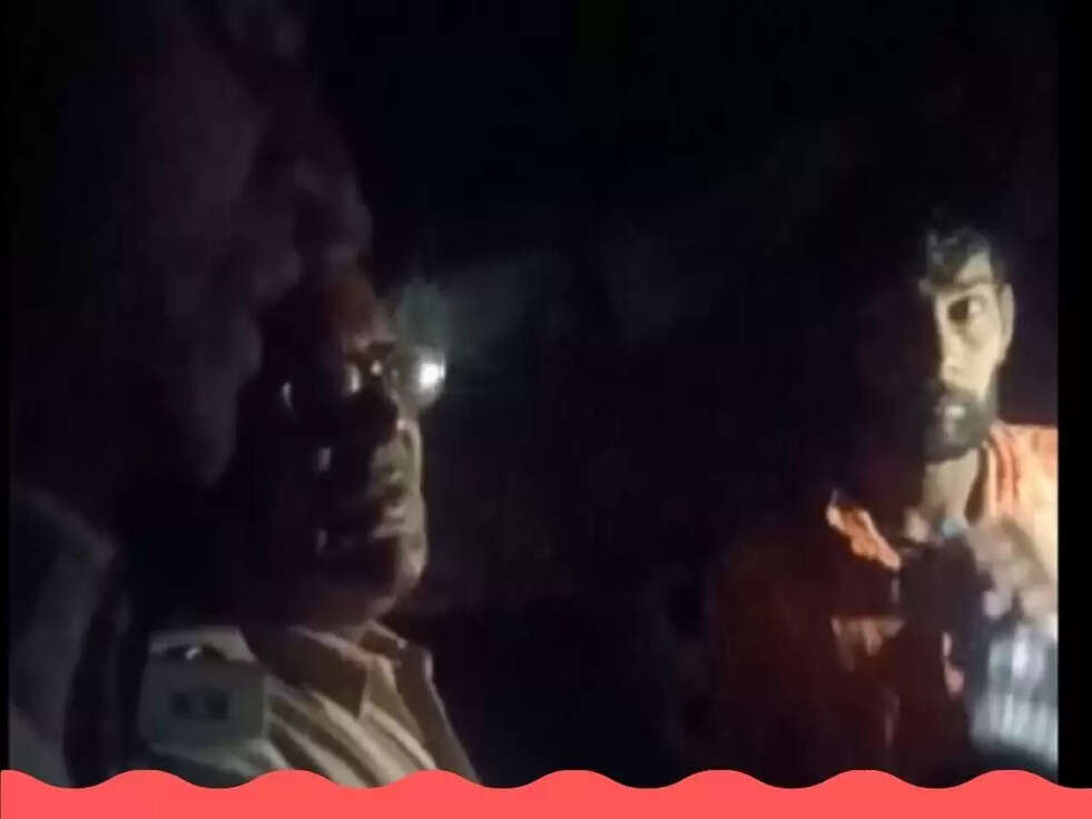 पुलिस व ग्रामीणों मे हुआ झ़गडा, चोर की धुनाई करने पर रोका था&nbsp;