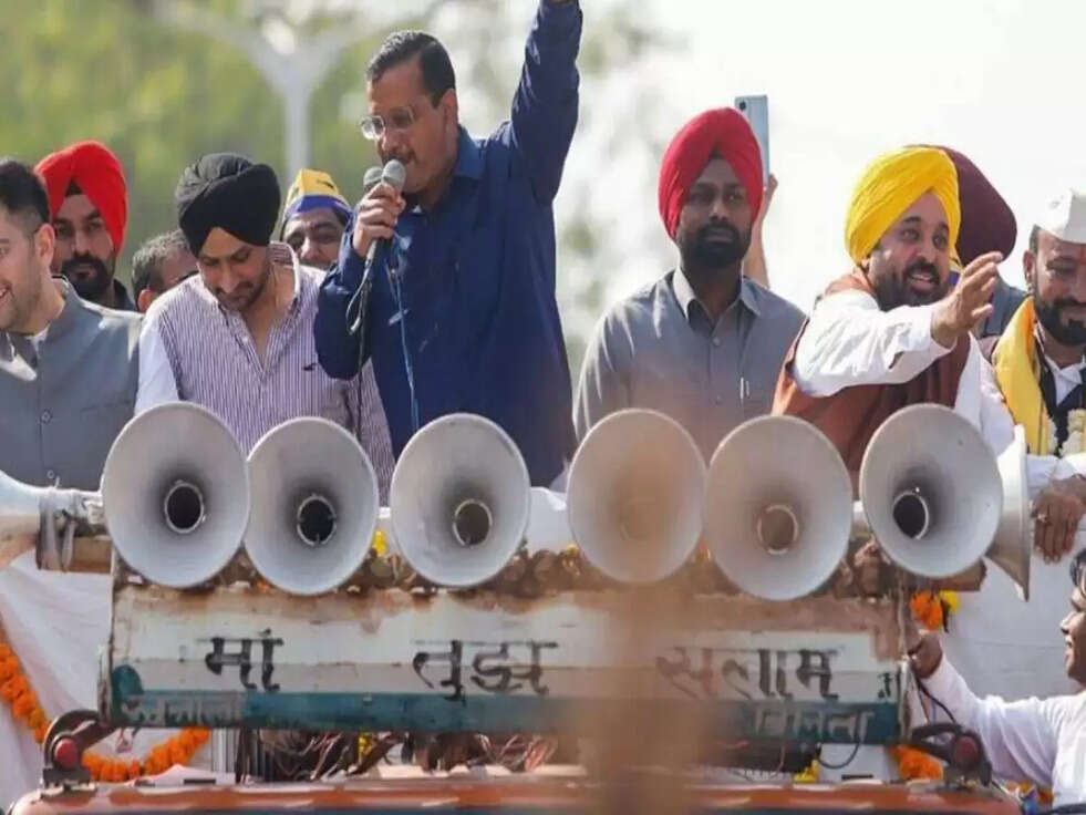 Gujarat Election में अरविंद केजरीवाल ने किया रोड शो, इस दौरान क्रिकेटर हरभजन ने भाषण देते हुए गुजरात क्या कहा&nbsp;