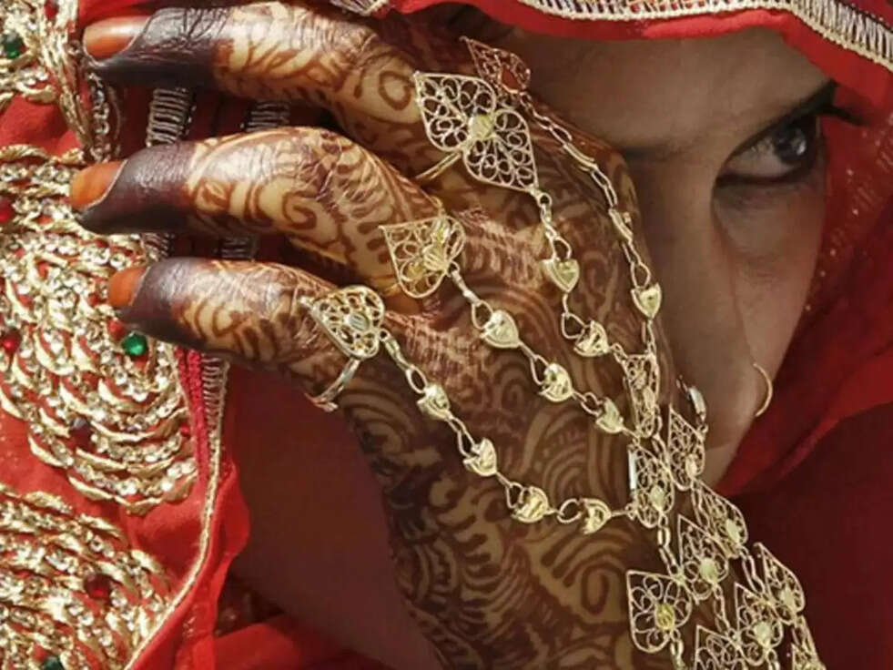 Viral News: The brides were dancing, the brides disappeared in such a way, they got ruffed with lakhs of rupees; Know the whole matter