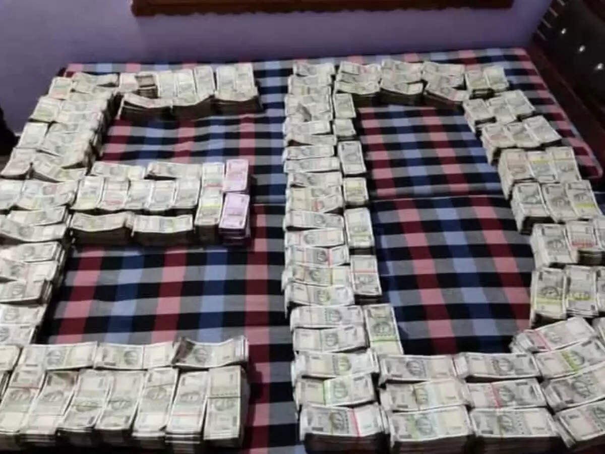 ED Raid: खाट के नीचे छिपा रखा था 7 करोड़ रुपये कैश, ED ने मारी रेड