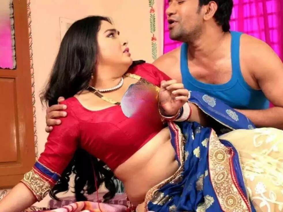 आम्रपाली दुबे ने निरहुआ के साथ किया जी तोड़ रोमांस