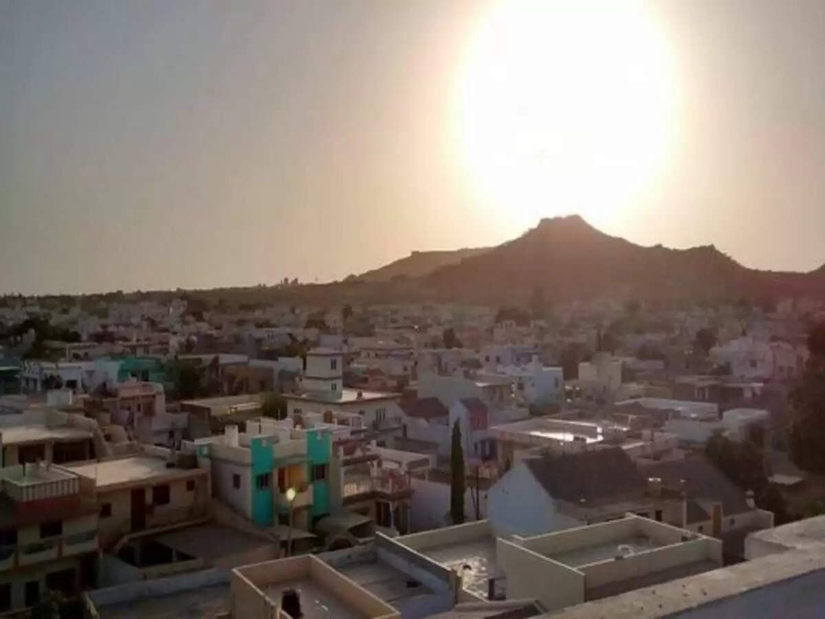 Richest Village: यहाँ पर है दुनिया का सबसे अमीर गांव, हर व्यक्ति के बैंक खाते में जमा हैं 15 लाख से ज्यादा रुपए