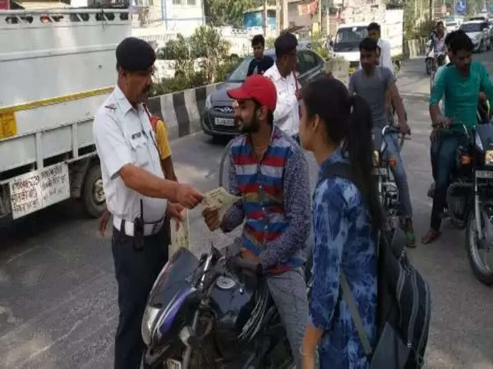 टू व्हीलर चालकों के लिए अलर्ट! नए नियम के तहत इस गलती पर लगेगा भारी चालान