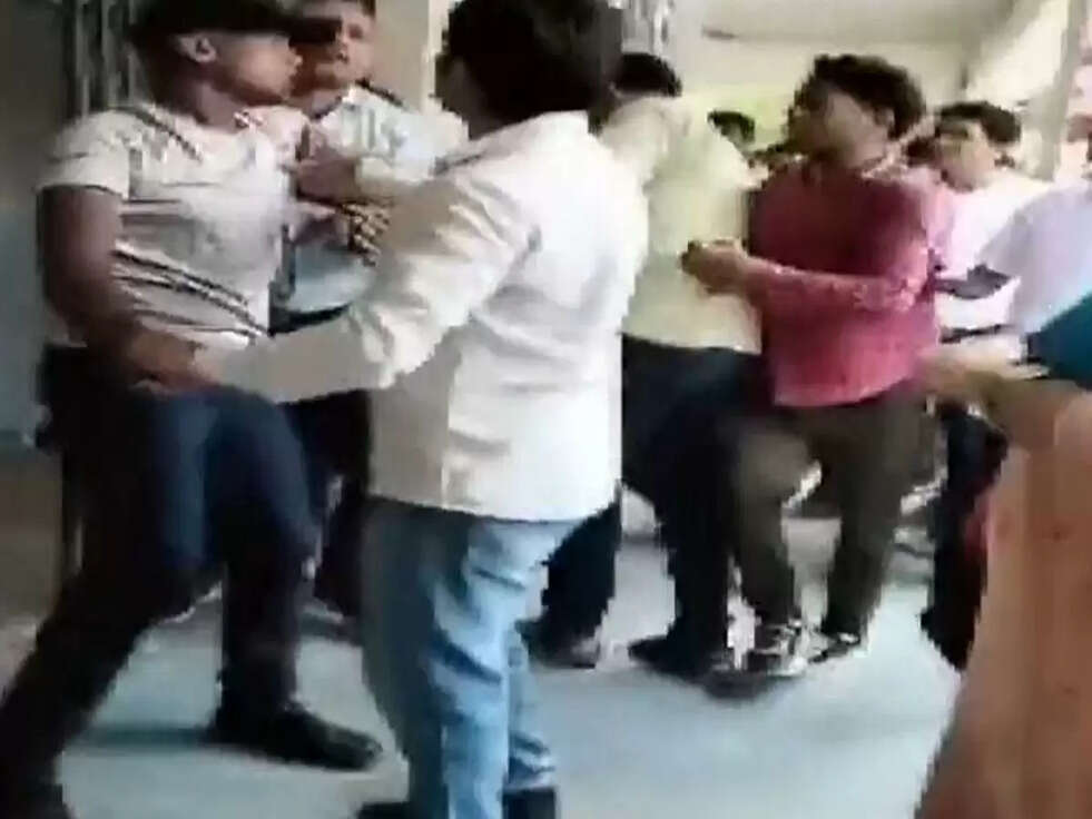 Delhi School Video: दिल्ली के सरकारी स्कूल में टीचर ने सुरक्षा कर्मी को पीटा, वीडिये हुई वायरल&nbsp;
