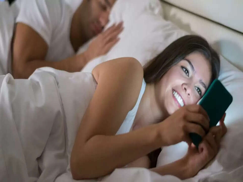 Husband Wife Cross Affair : &nbsp;जिस महिला के साथ पति का अफेयर था, पत्नी भाग गई उसी के हसबैंड के साथ&nbsp;