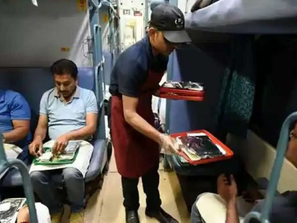 Indian railways latest news today: अब ट्रेन में ही मिलेगी फ्री खाना, सवारियो की हुई बल्ले-बल्ले