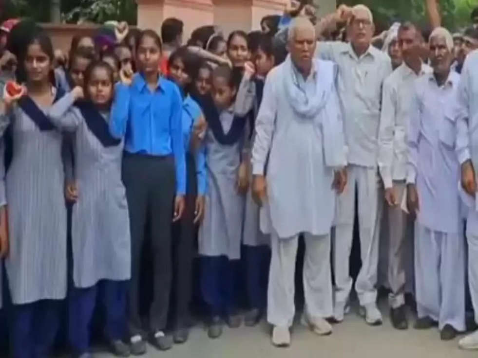 हिसार के रायपुर स्कूल में 1 महीने से नहीं टीचर, स्टूडेंट्स और ग्रामीणों ने किया प्रदर्शन