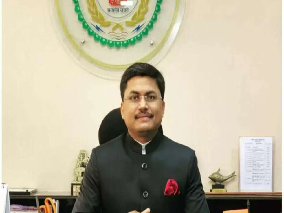 IAS Awanish Sharan: इस IAS Officer की सैलरी जानकार रह जाएंगे हैरान, पढिए पूरी कहानी