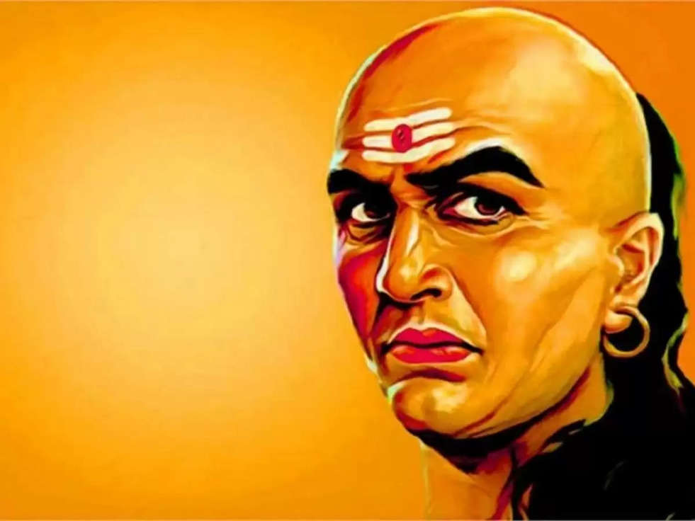 Chanakya Niti: क्यों चाणक्य के पैरों में गिर पड़े सिकंदर के सेनापति