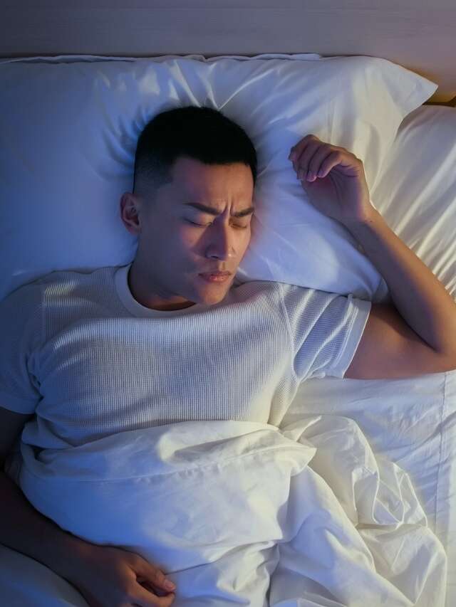 SURPRISING BENEFITS OF SLEEPING WITH A PILLOW BETWEEN KNEES