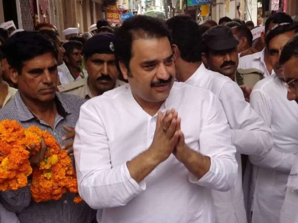 Aadampur By-election: कुलदीप बिश्नोई की टेंशन बढ़ी, स्कूल Merge करने के विरोध में धरना-प्रदर्शन जारी