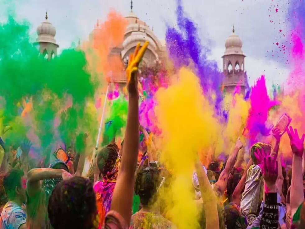Holi 2023: सपने में होली खेलते हुए देखना शुभ या अशुभ, जानें 