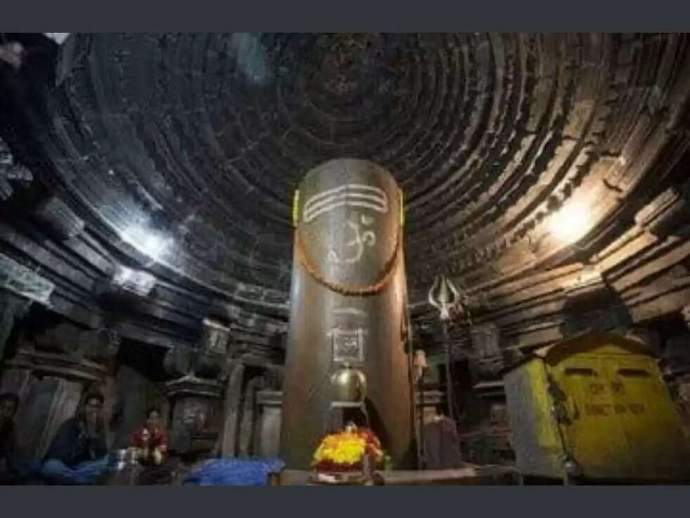 &nbsp;शिव मंदिर जहां हर साल बड़ता है शिवलिंग का आकार