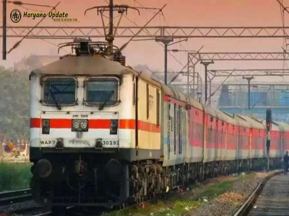 Indian Railways: टिकट महंगा होने से रेलवे यात्र‍ियों को लगा बड़ा झटका, जानिए नए रेट 