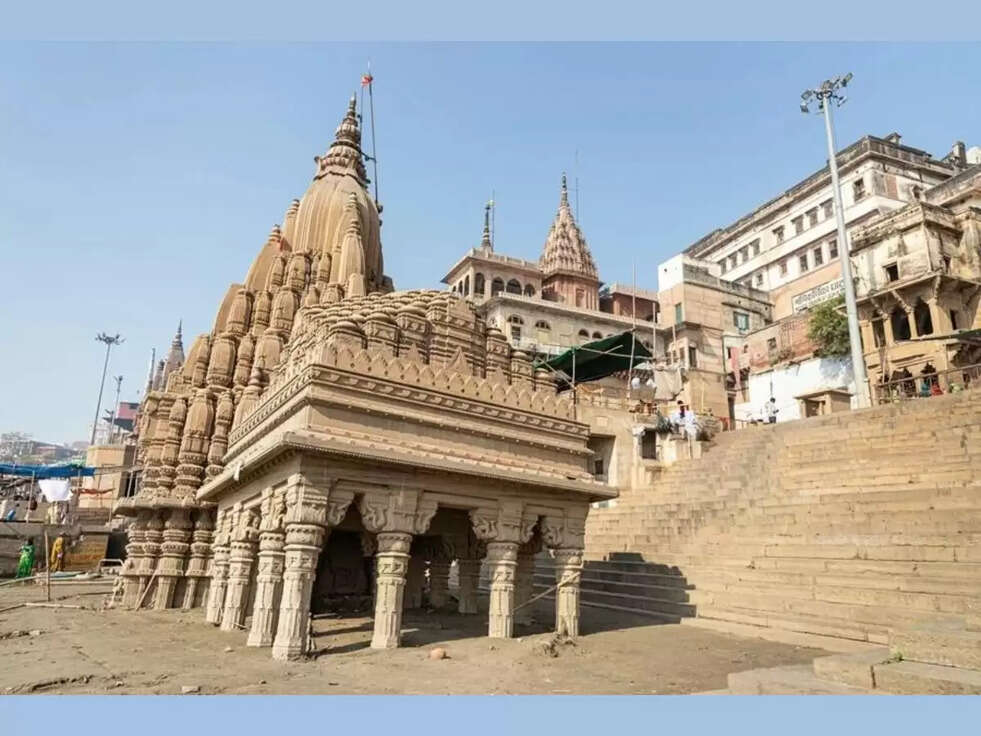 Ratneshwar Mahadev Temple Mystery: महादेव की नगरी में 400 सालों से टेढ़ा है ये मंदिर, महीनों तक रहता है पानी के अंदर