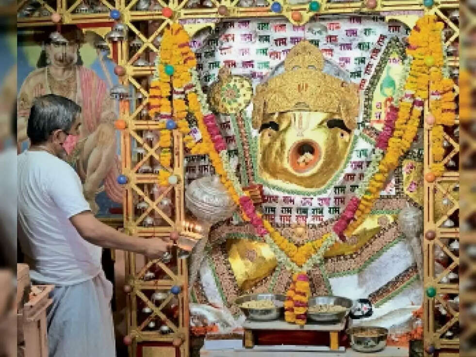 &nbsp;मंदिर की सेवा में है बंदर, भक्तों को देता है आशीर्वाद