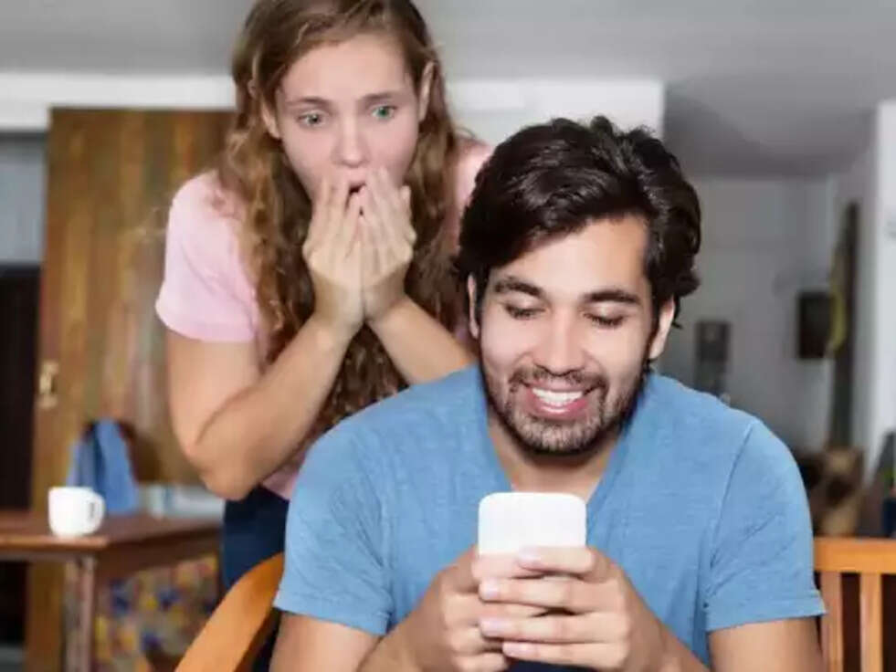 पति का फोन चैक करने पर पत्नि को होगी जेल