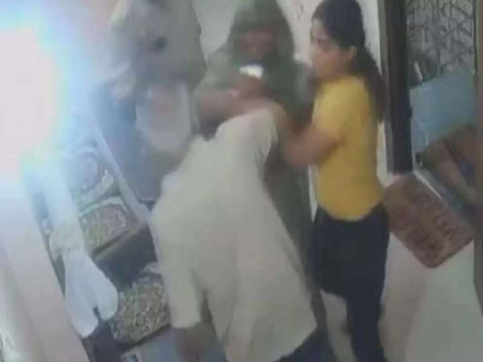  Delhi News: बहू ने उठाया ससुर पर हाथ ,वीडियो हुआ वायरल