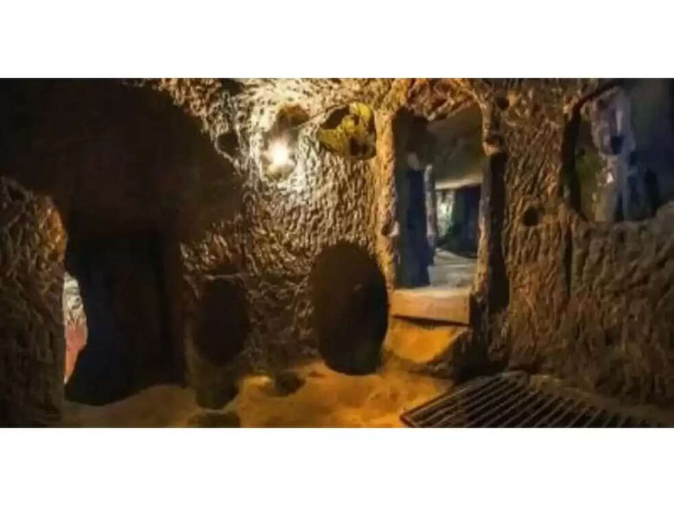 जमीन से 3 हजार फीट नीचे पाताल लोक में &nbsp;बसा है ये गांव