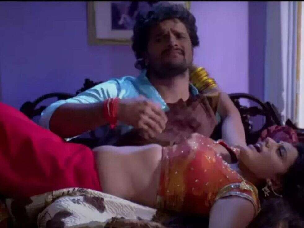 Bhojpuri Video: आधी रात को खेसारी लाल ने अक्षरा के साथ किया पंलगतोड़ रोमांस, एक्ट्रेस की निकल गई चीखें