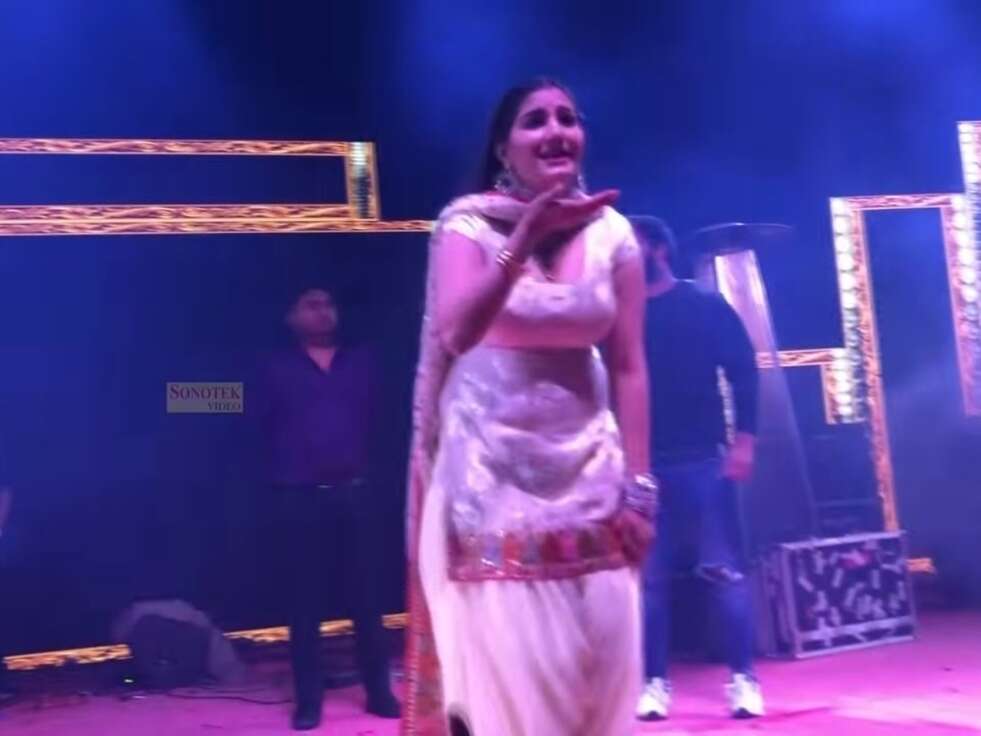 Dance Video: सपना ने स्टेज पर किया लूंगी डांस, गोल-गोल घुमाया हैवी फिगर