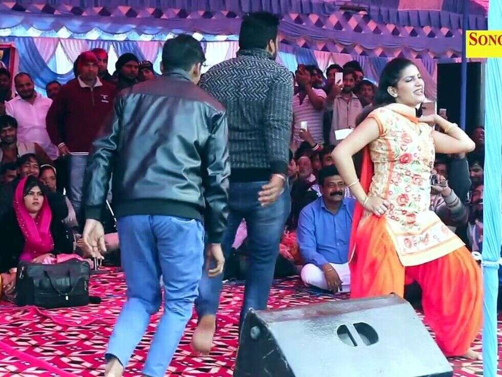 : सपना चौधरी के ठुमकों को देख बूढ़ों ने खोया होश