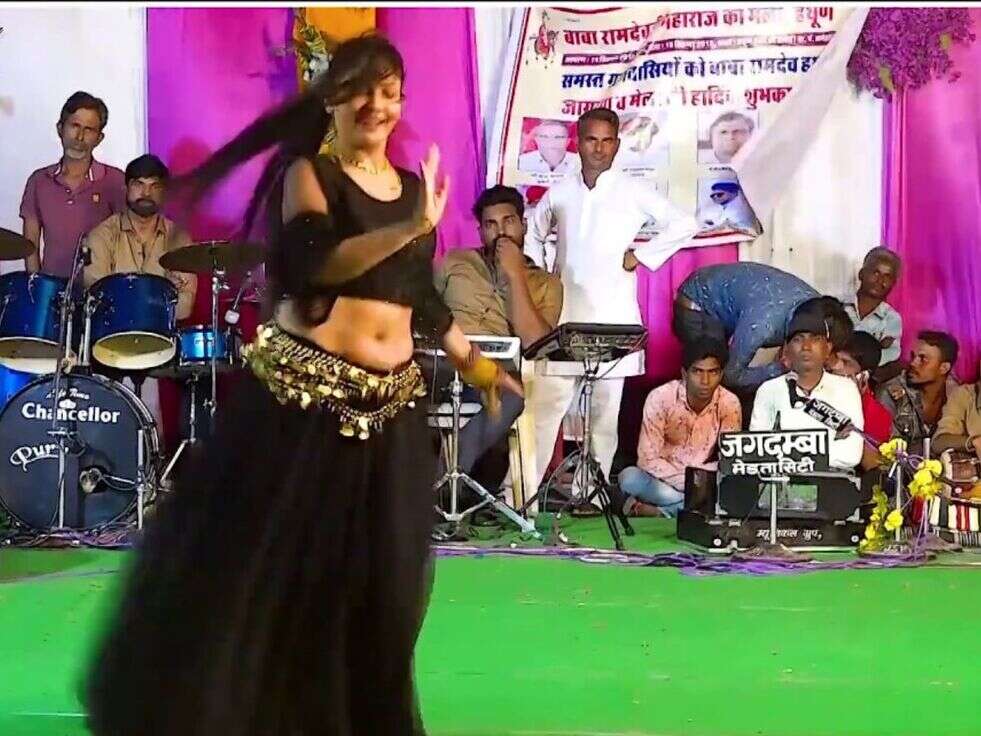 &nbsp;Dance Video: गोरी नागोरी ने लंहगा उठाकर लगाया जबरदस्त ठुमका, देख बुढ़ों ने खोया होश