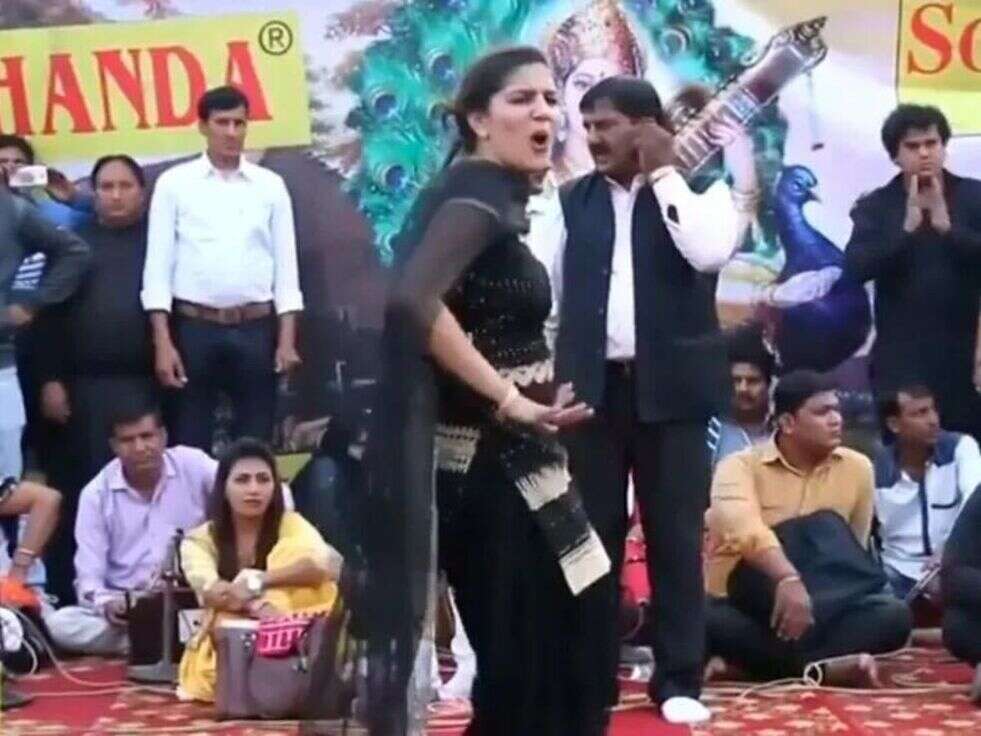 Sapna Choudhary ने स्टेज पर किया चटक-मटक डांस, हिलाया लचीला बदन